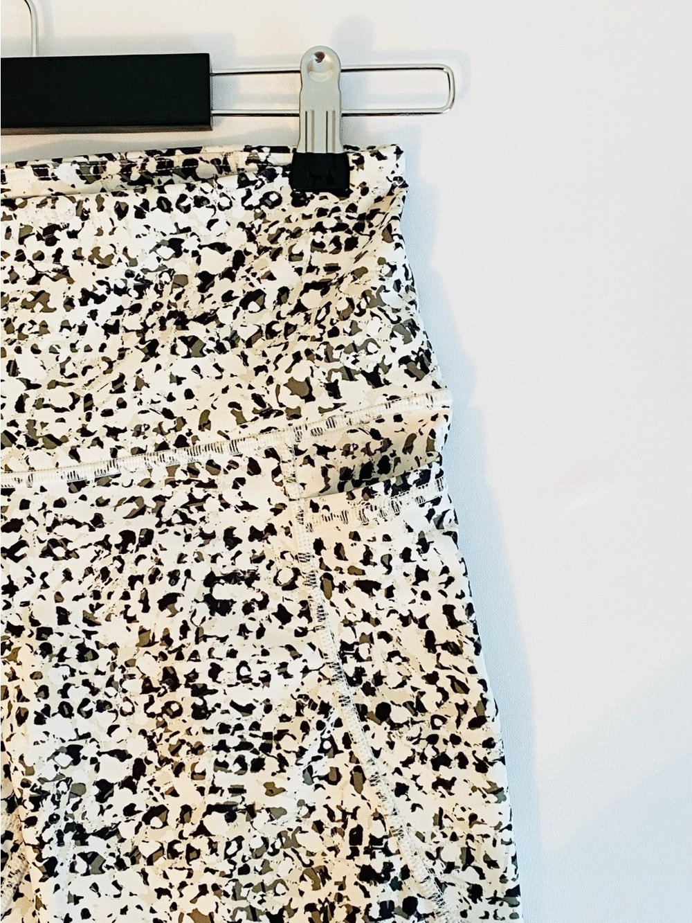 ON Active Powersoft High Rise Biker Shorts Women’s M Animal Print 8”